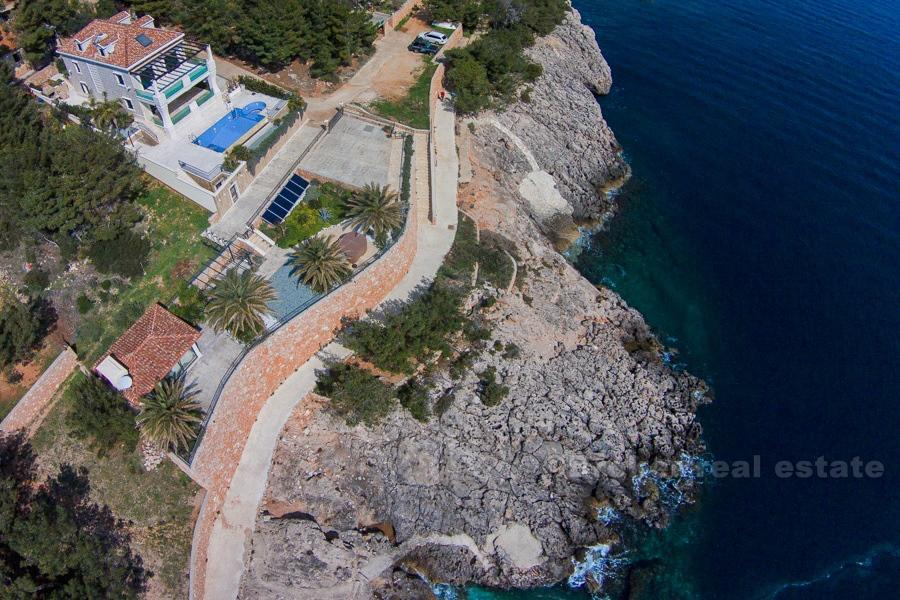 Krásná vila v první řadě mořského moře