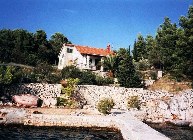 Première rangée de la maison sur un excellent emplacement