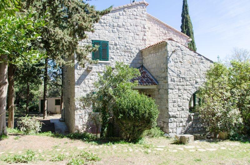 Lijepa stara kamena kuća, na prodaju