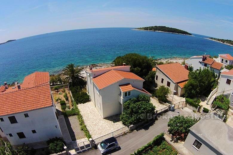 House in the first row to the sea, for sale