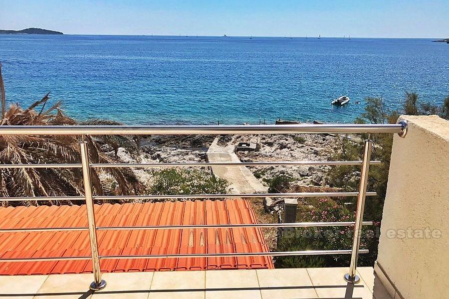 Maison dans la première rangée de la mer, à vendre
