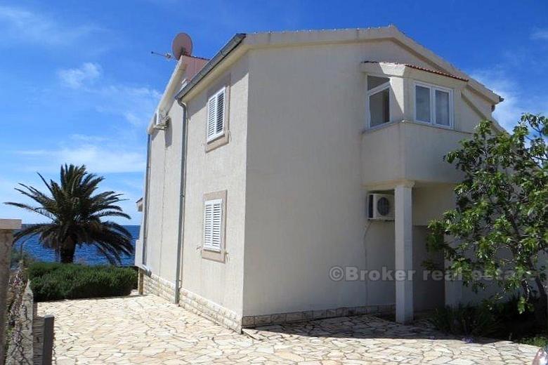 Maison dans la première rangée de la mer, à vendre