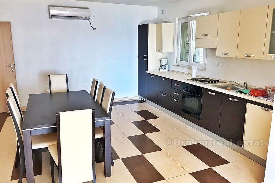 Maison dans la première rangée de la mer, à vendre