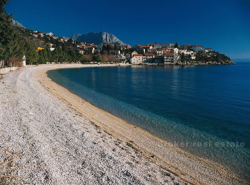 Kuća uz samo more u malom selu, na prodaju