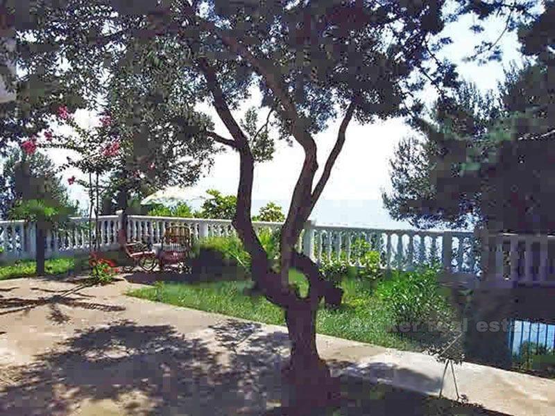 Hus vid havet i en liten by, till salu