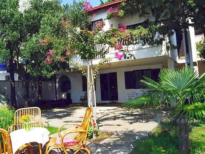 Casa in riva al mare in un piccolo villaggio, in vendita