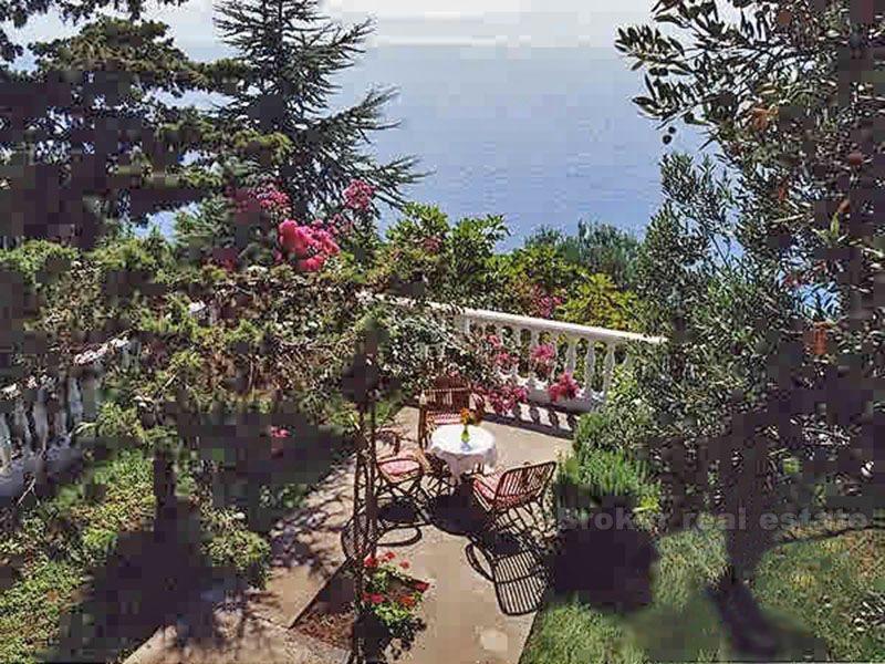 Casa in riva al mare in un piccolo villaggio, in vendita