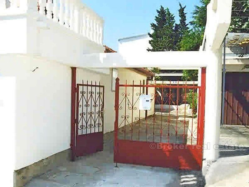 Casa in riva al mare in un piccolo villaggio, in vendita