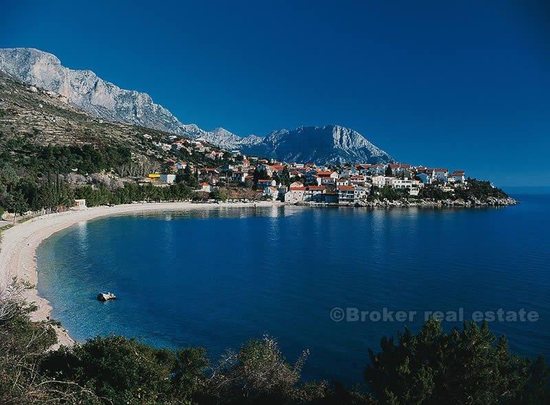 Kuća uz samo more u malom selu, na prodaju