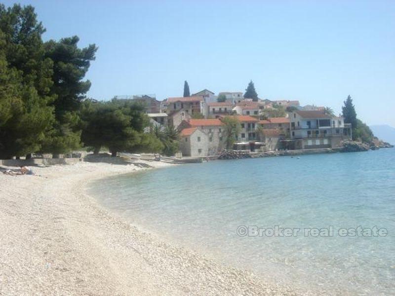 Casa in riva al mare in un piccolo villaggio, in vendita