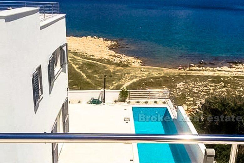 Appartements de luxe, première rangée à la mer
