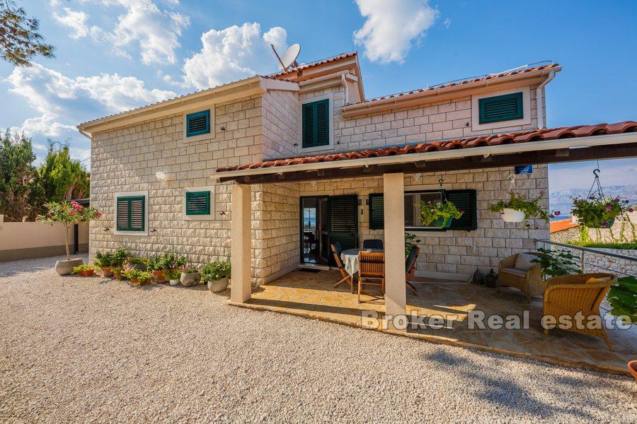 Willa z basenem, na sprzedaż