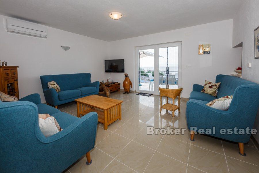 Willa z basenem, na sprzedaż