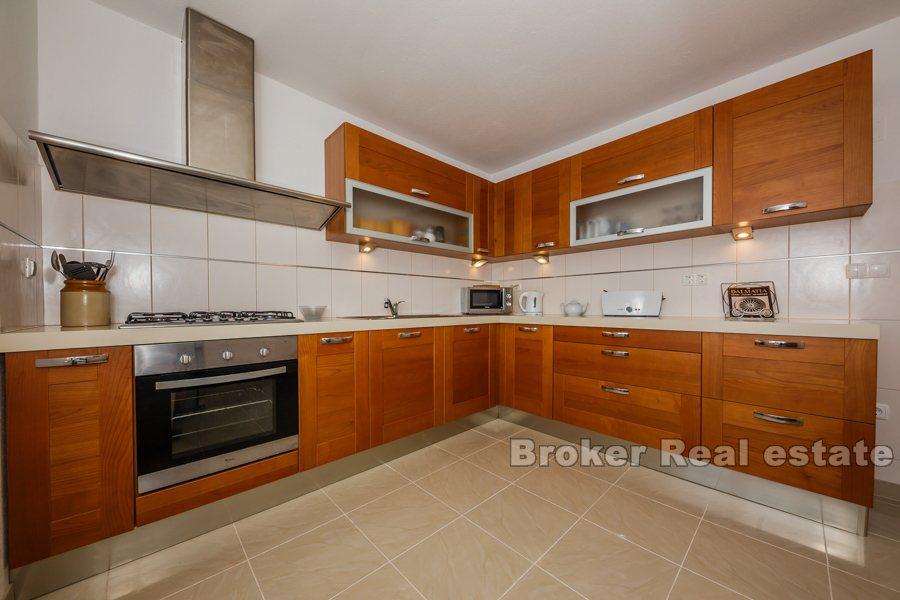 Willa z basenem, na sprzedaż