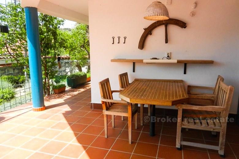 Casa indipendente con vista sul mare, in vendita