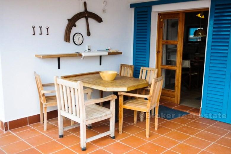 Casa indipendente con vista sul mare, in vendita