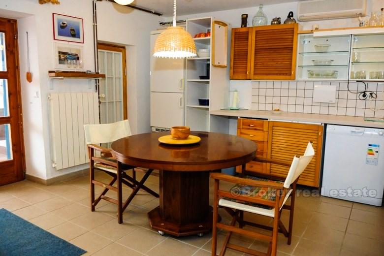 Casa indipendente con vista sul mare, in vendita