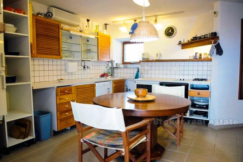 Casa indipendente con vista sul mare, in vendita