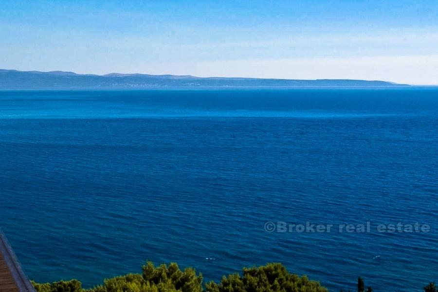 Stavební pozemek s panoramatickým výhledem na moře, v prodeji