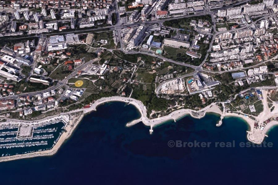 Terreno edificabile con vista mare, vicino alla spiaggia, in vendita