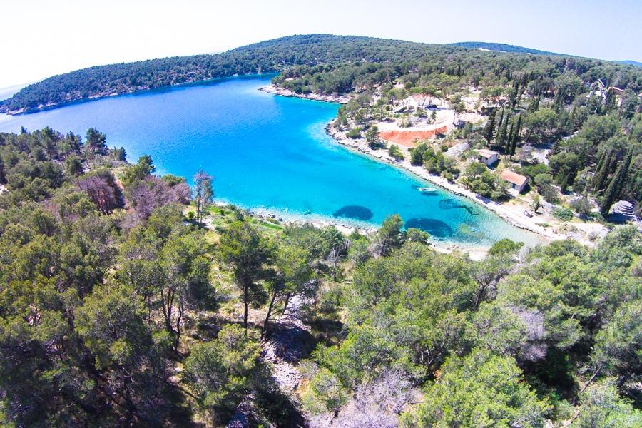 Maison au bord de l'eau avec terrain, à vendre