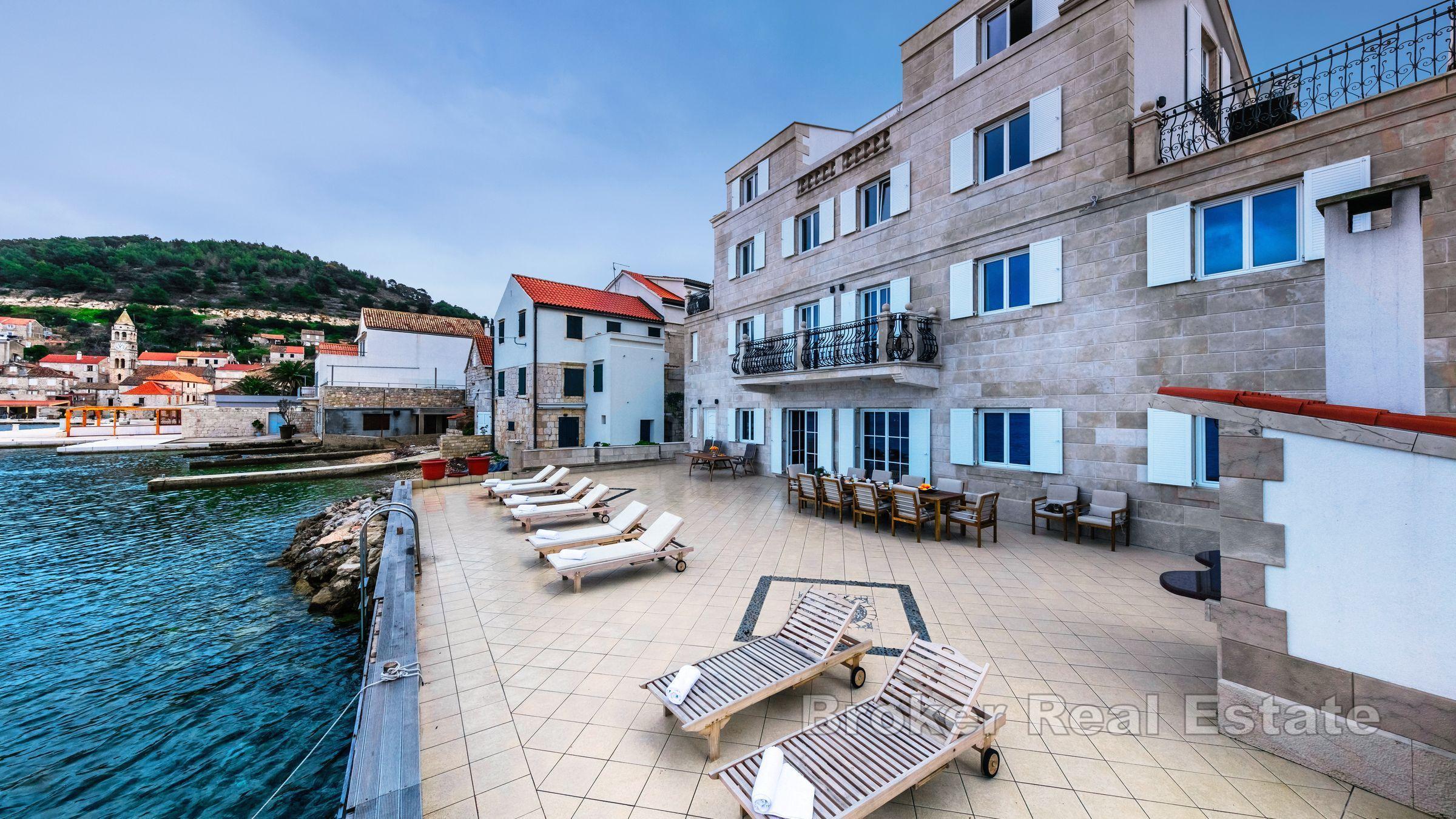 Villa en pierre, au bord de la mer, à vendre