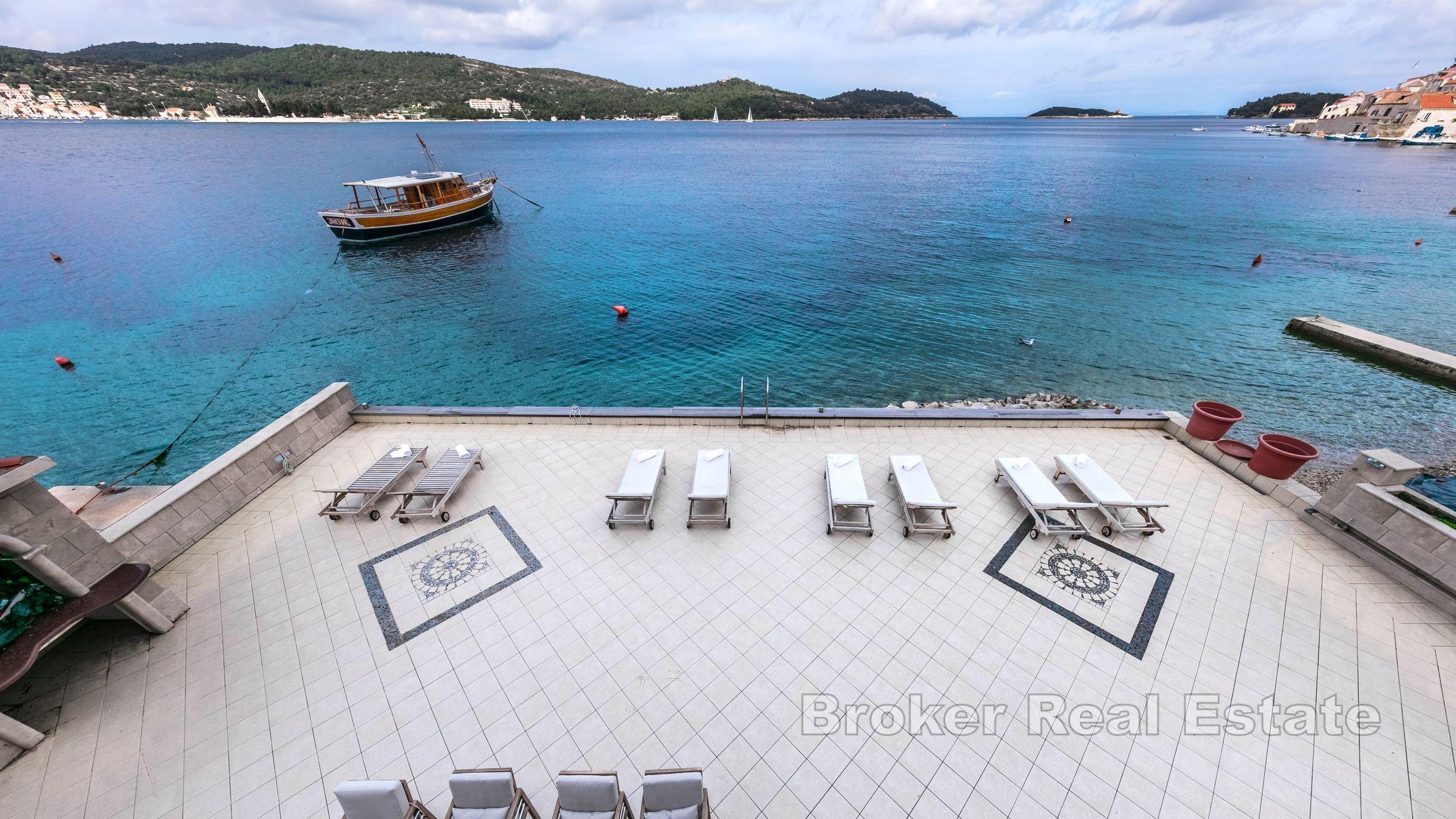 Villa en pierre, au bord de la mer, à vendre