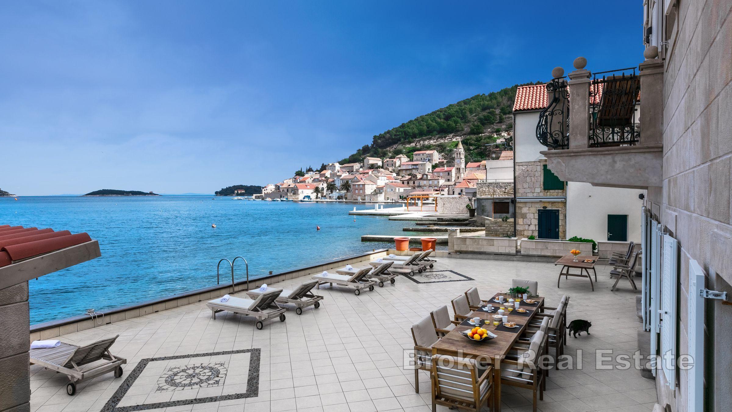 Villa en pierre, au bord de la mer, à vendre