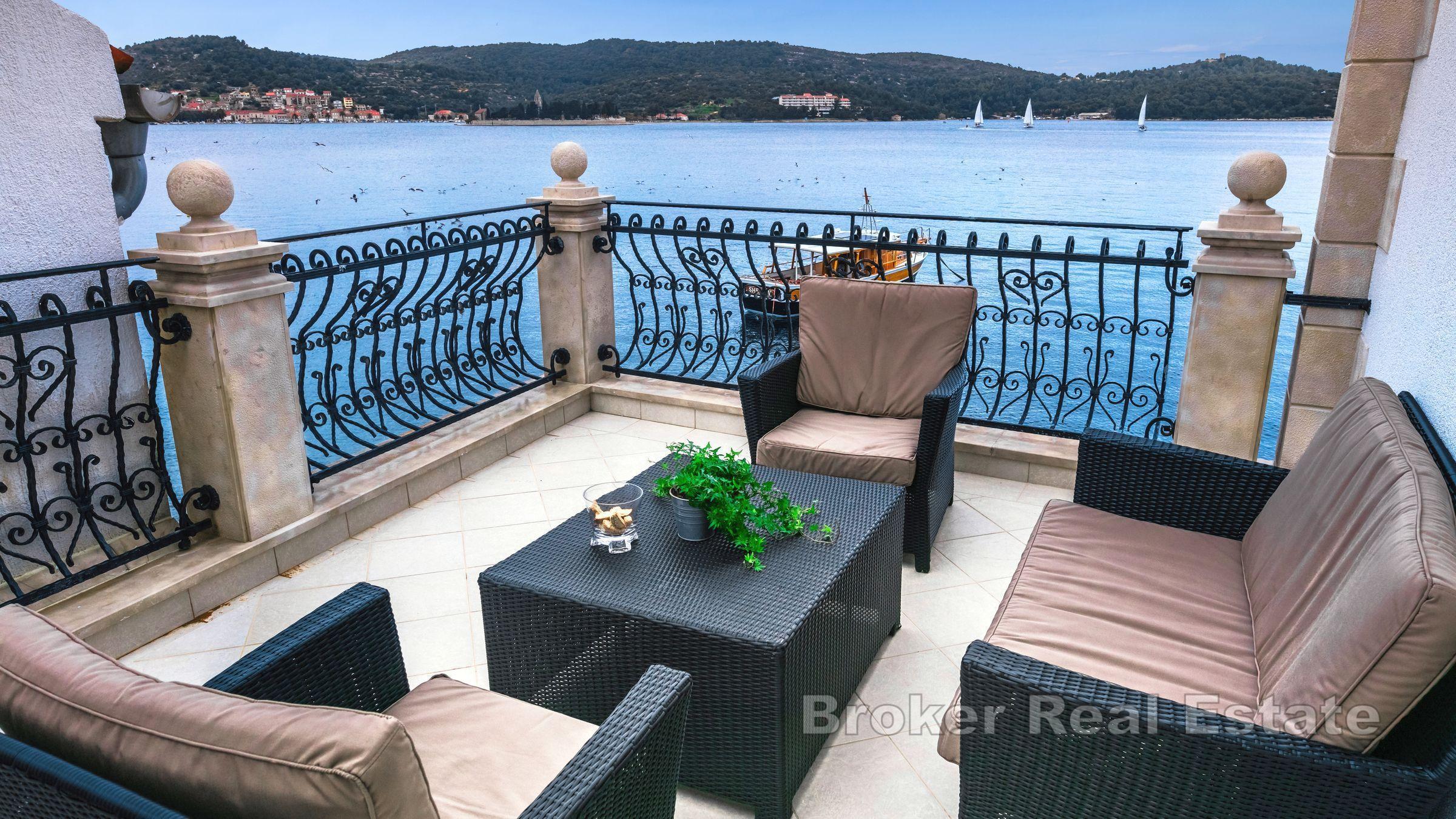 Villa en pierre, au bord de la mer, à vendre