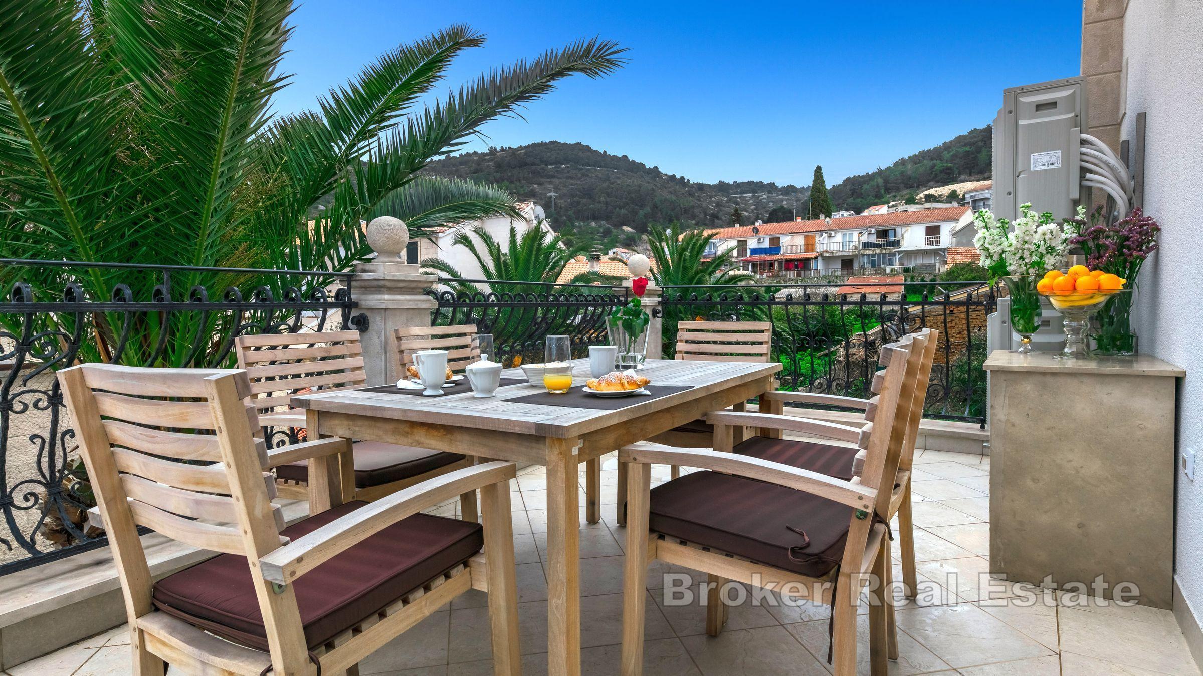 Villa en pierre, au bord de la mer, à vendre