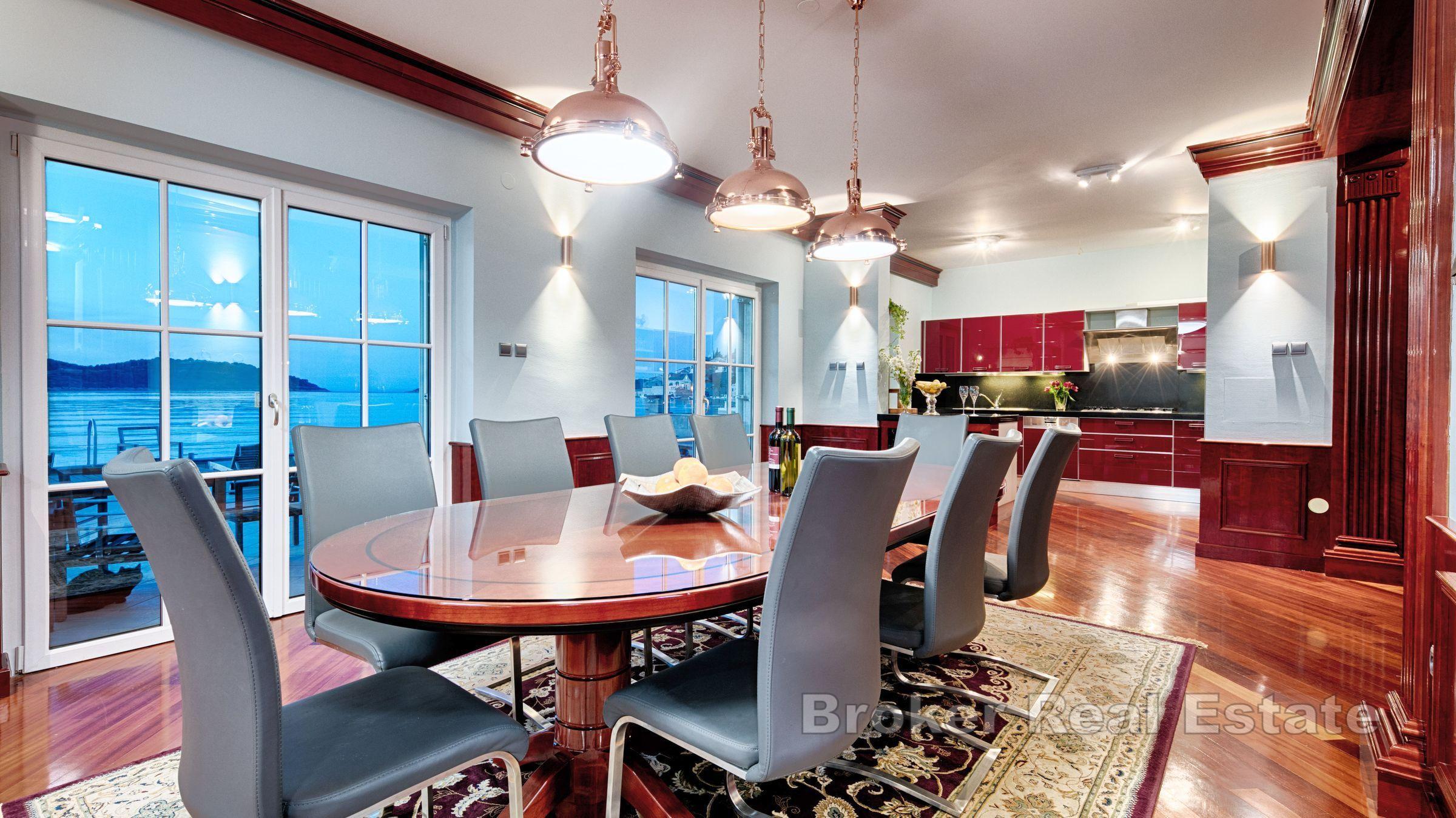 Villa en pierre, au bord de la mer, à vendre