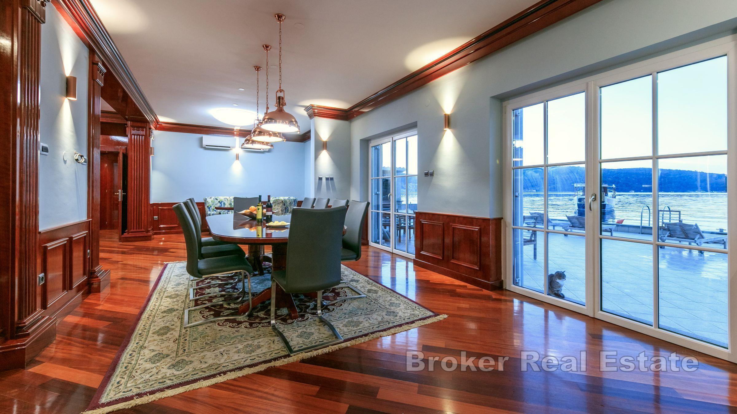 Villa en pierre, au bord de la mer, à vendre