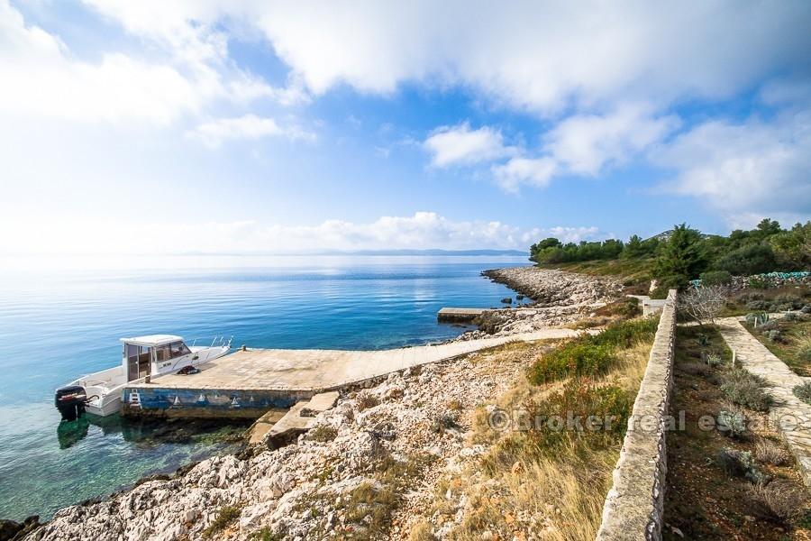 Hus på havet, på en liten ö, till salu
