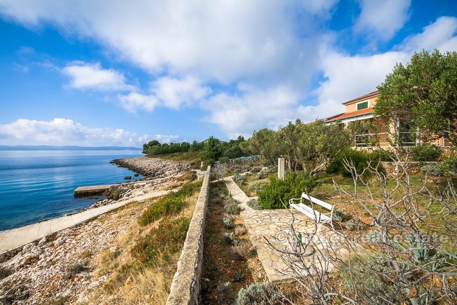 Hus på havet, på en liten ö, till salu