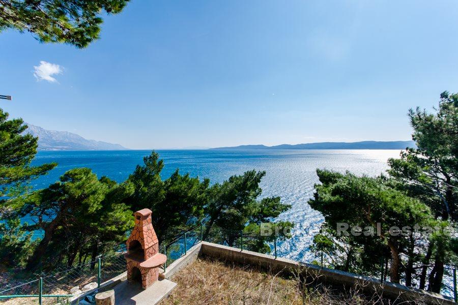 Casa su grande trama, vicino al mare, in vendita