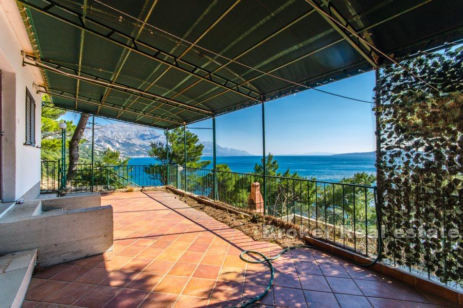 Maison sur grand terrain, en bord de mer, à vendre