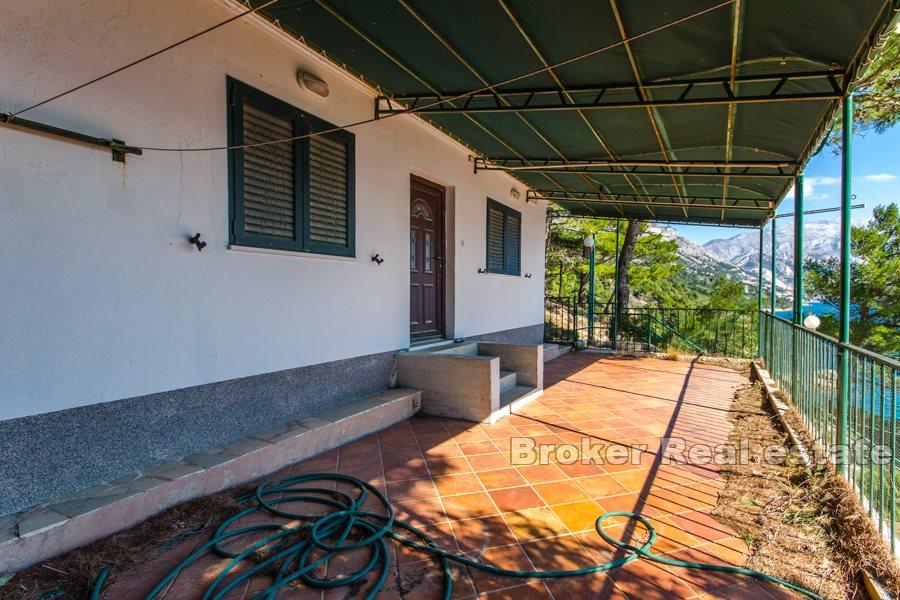 Maison sur grand terrain, en bord de mer, à vendre