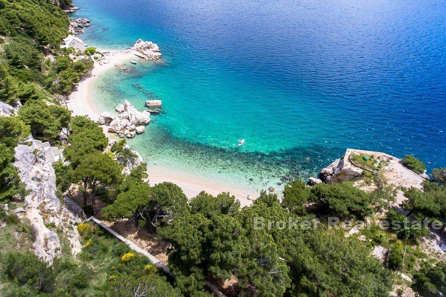House on large plot, by the sea, for sale