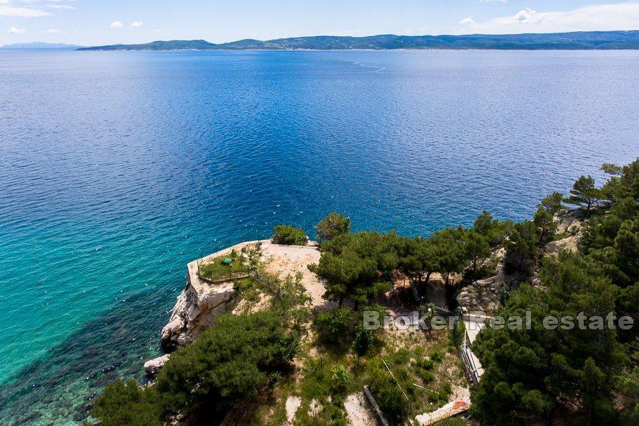 House on large plot, by the sea, for sale