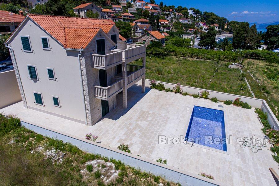 Dom z apartamentami z widokiem na morze
