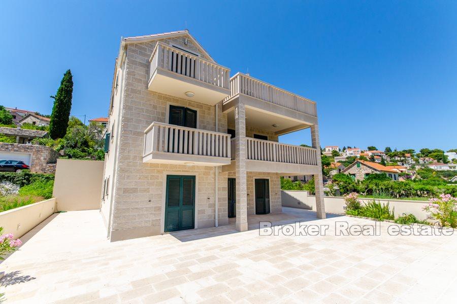 Apartment house with sea view