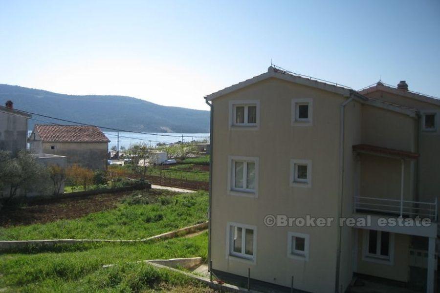 Hus på 3 etasjer med havutsikt, til salgs