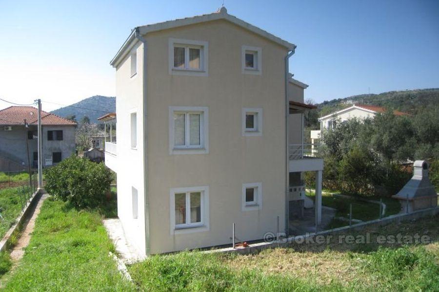 Hus på 3 etasjer med havutsikt, til salgs