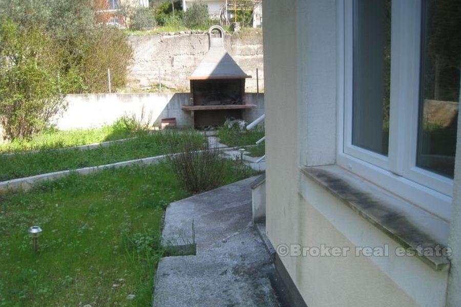 Hus på 3 etasjer med havutsikt, til salgs