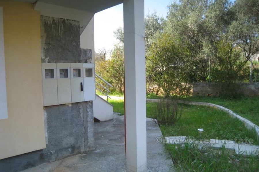 Hus på 3 etasjer med havutsikt, til salgs