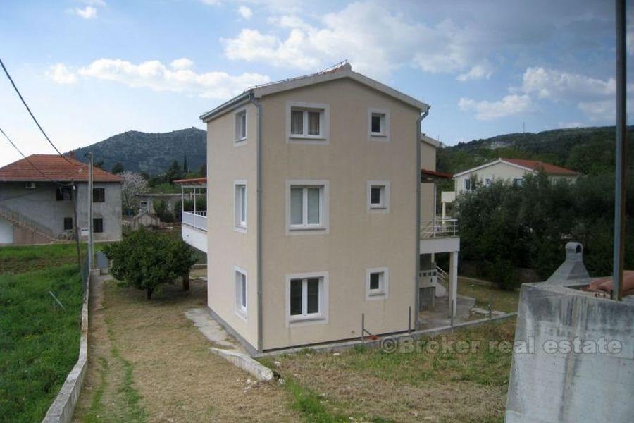 Hus på 3 etasjer med havutsikt, til salgs