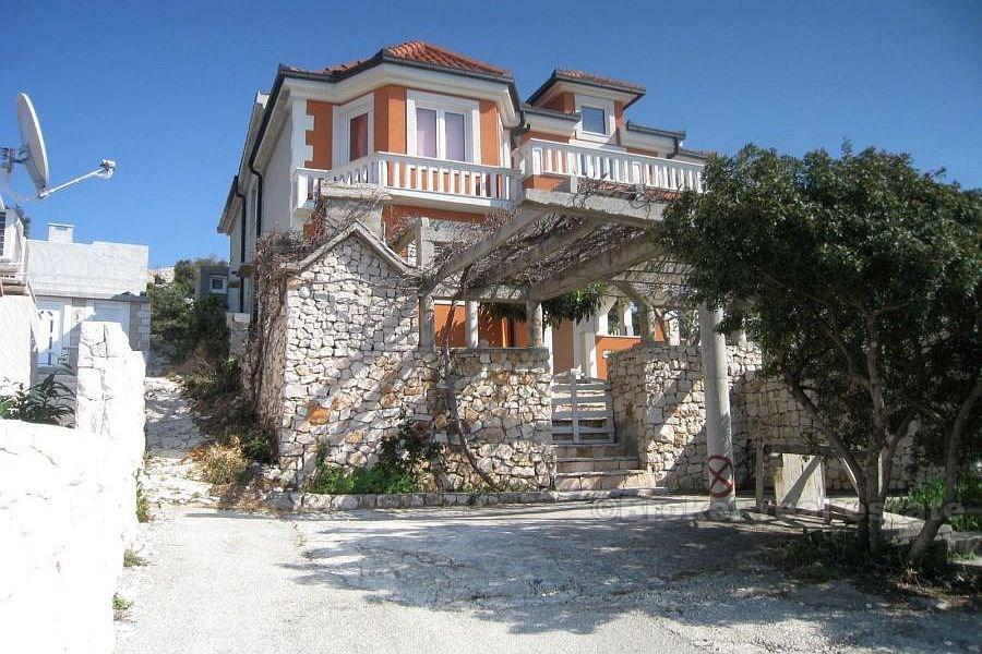 Haus auf zwei Etagen, erste Reihe zum Meer, zu verkaufen