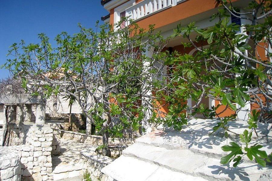 Haus auf zwei Etagen, erste Reihe zum Meer, zu verkaufen