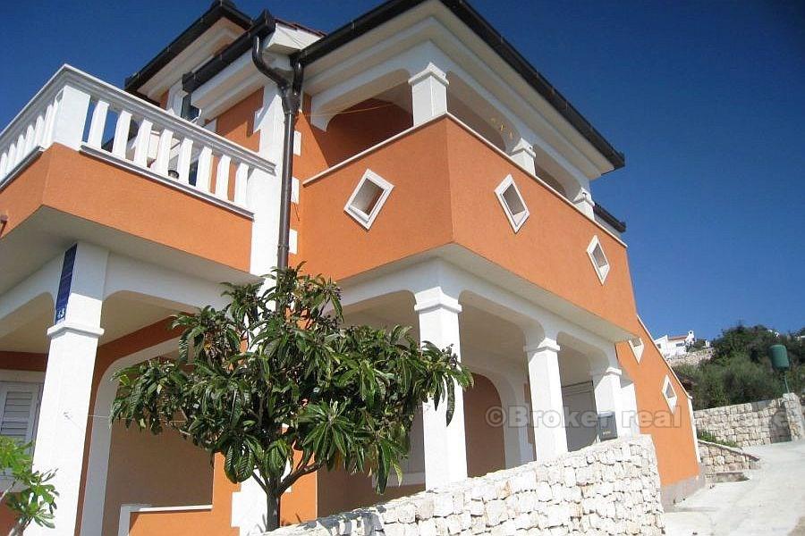 Haus auf zwei Etagen, erste Reihe zum Meer, zu verkaufen