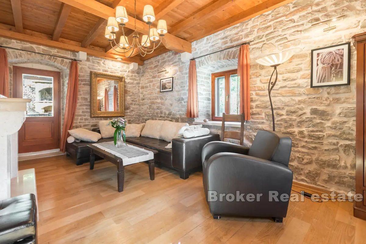 Steinhus med svømmebasseng